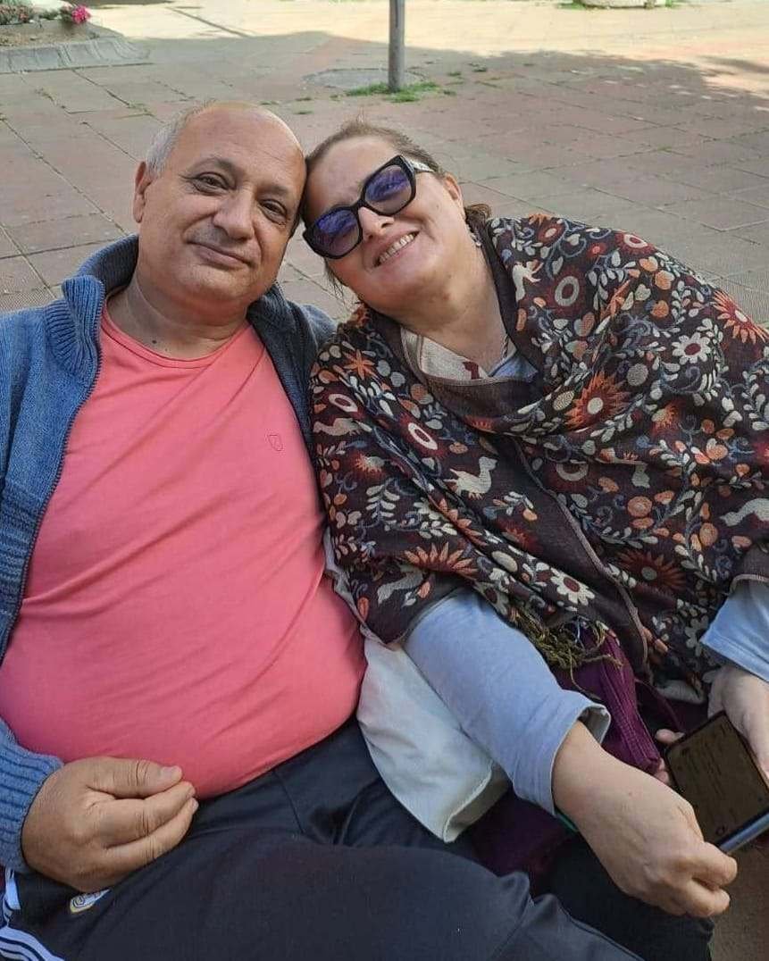 Домакините на „Моят дом“ седят заедно на пейка в парка