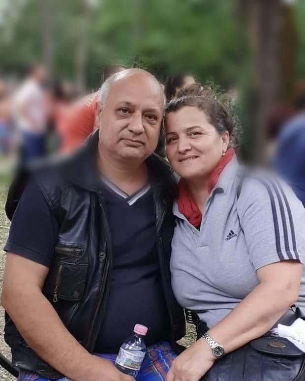 Домакините на „Моят дом“ — съпрузи, усмихнати, на народен събор